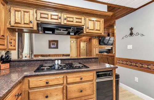 Conroe House | Beautiful Home w/Pool & Separate Guesthouse on 6 Acres