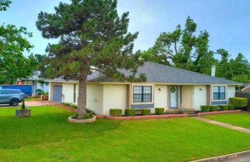 Oklahoma City House | Beautiful home with pool and king beds
