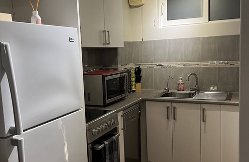 Victoria Park Apartment | Beautiful homely Vic Park apartment with City views