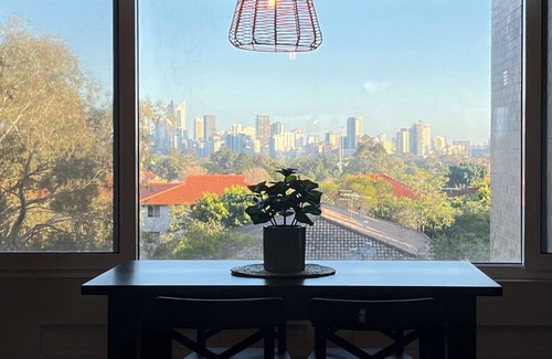 Victoria Park Apartment | Beautiful homely Vic Park apartment with City views