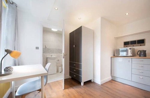 Everton Villa | Beautiful House 6 en-suite rooms close to Stadium!