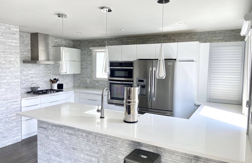 Southwest Calgary House | Beautiful house close to DT, Chefs kitchen, & private yard