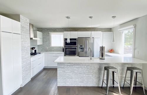 Southwest Calgary House | Beautiful house close to DT, Chefs kitchen, & private yard