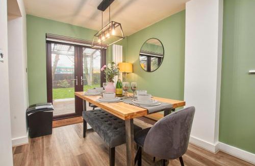 Northenden House | Beautiful House in Manchester Sleeps 8 Inc Parking