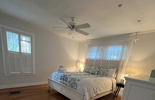 Hudson Bayou Boat Rental | Beautiful house next door to Selby gardens the waterfront and downtown Sarasota