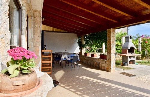 Valtura House | Beautiful Istrian house with big backyard