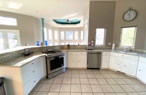 Manson House | Beautiful Lake Chelan Waterfront! Still open, July 25th - Aug. 1st, Aug.17-29th