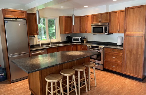 Youbou House | Beautiful lakefront house with private dock