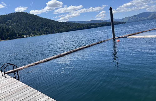 Youbou House | Beautiful lakefront house with private dock