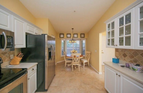 Sarasota Condo | Beautiful lakefront 2/2 condo in Heritage Oaks Golf and Country Club - Par Then Bar
