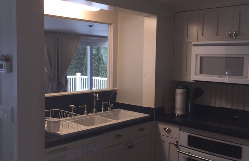 Kingston House | Beautiful Lakefront 3b/2b updated home within an hour from Boston