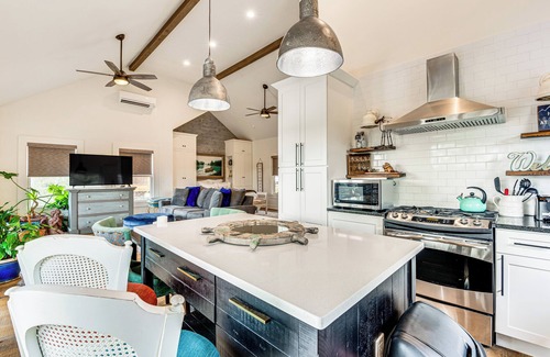 Woodstock Apartment | Beautiful Lakefront Studio: Dock, Fire Pit, Kayak