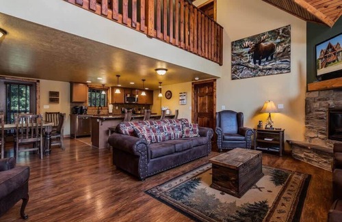 Reeds Spring Cabin | BEAUTIFUL LODGE with 7 Master Suites! By Pool!