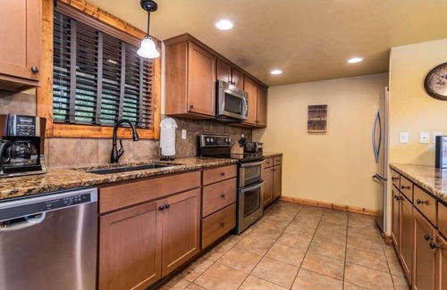 Reeds Spring Cabin | BEAUTIFUL LODGE with 7 Master Suites! By Pool!