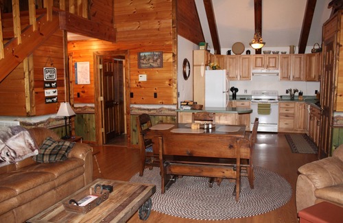 Jamestown Cabin | Beautiful Log Cabin 4 Horse Stalls and 2 Corrals, Big South Fork National Park.
