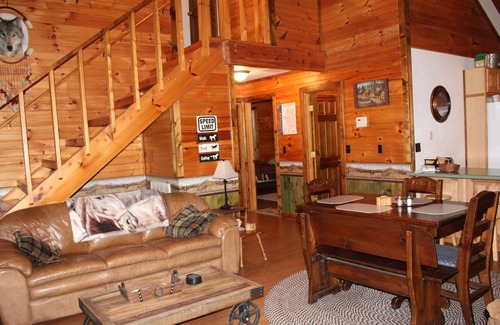 Jamestown Cabin | Beautiful Log Cabin 4 Horse Stalls and 2 Corrals, Big South Fork National Park.