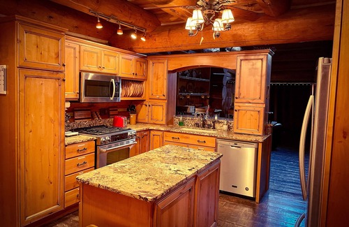 Coeur d'Alene House | Beautiful Log Cabin w/Beachfront & Stunning Lake Views in Coeur d'Alene Idaho.