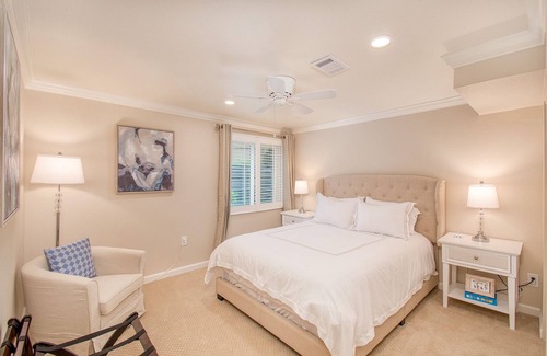 Aurora House | Beautiful…Luxe 3 Bed Guest Suite, Private Entrance, Full Kitchen, Patio and WIFI