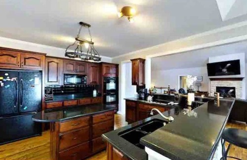Monterey House | Beautiful Luxury Home - beautiful scenery & equipped for your family getaway.