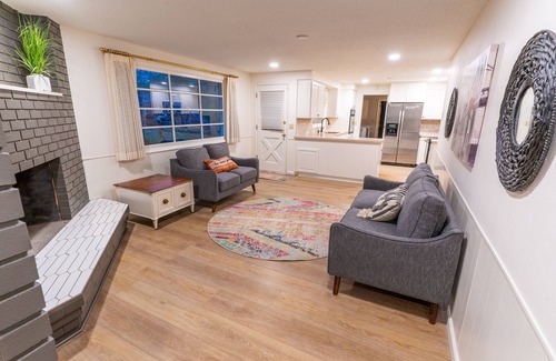 Cal Young House | Beautiful Midcentury modern 4 bedroom home