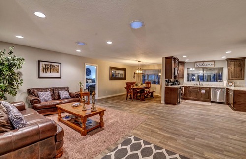 Pinetop Cabin | Beautiful Modern Cabin RIGHT ON THE GOLF COURSE! Perfect for families!