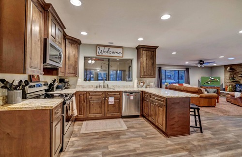 Pinetop Cabin | Beautiful Modern Cabin RIGHT ON THE GOLF COURSE! Perfect for families!
