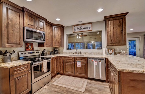 Pinetop Cabin | Beautiful Modern Cabin RIGHT ON THE GOLF COURSE! Perfect for families!