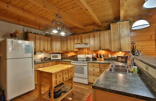 Burnsville Cabin | Beautiful Moody Log Cabin/Mountain Chalet in Blue Ridge Mountains & Hot Tub