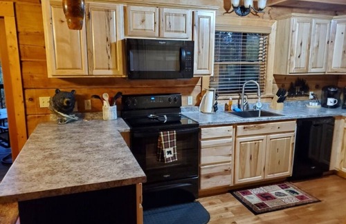 Gatlinburg - Pigeon Forge Cabin | Beautiful Mountain Cabin with Mountain Views and EV Charging Outlet!