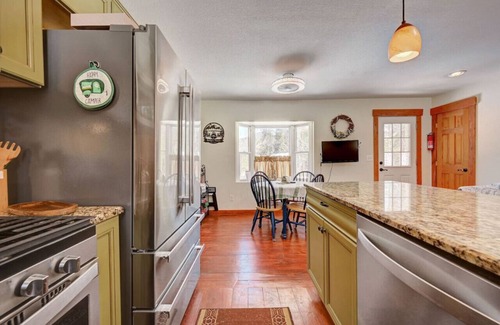 Black Hawk Cabin | Beautiful mountain views in a woodland paradise!