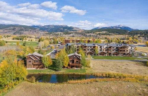 Victor Cabin | Beautiful mountain views from private home with multiple workspaces