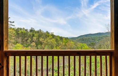Gatlinburg - Pigeon Forge Apartment | Beautiful Mtn Views Hot Tub Games 3 King Suite