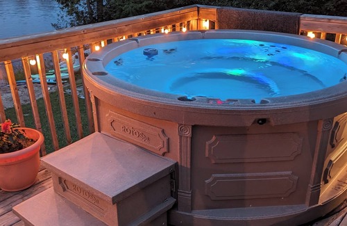 Bala Cottage | Beautiful Muskoka cottage with sandy beach, campfire and hotub!