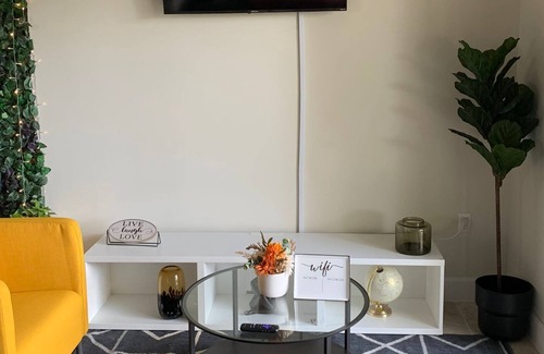 Gladeview Apartment | Beautiful NEW Duplex