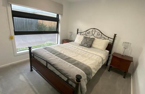 Safety Beach House | Beautiful New Holiday Place 5 Mins To Beach With Kitchen And Office Nook