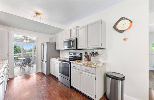 Farmington House | Beautiful, newly remodeled home, sleeps 11 - 2 min drive/10 min walk to Lagoon!