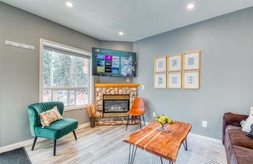 Harvie Heights House | Beautiful Newly Reno 2BDM 2 Bth Sleep up to 6 Adults & Kids Mountain View Townhouse Suite
