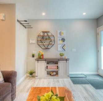 Harvie Heights House | Beautiful Newly Reno 2BDM 2 Bth Sleep up to 6 Adults & Kids Mountain View Townhouse Suite