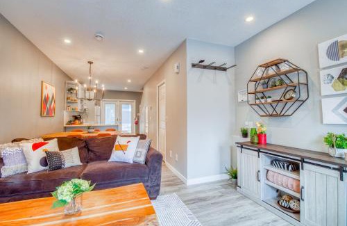 Harvie Heights House | Beautiful Newly Reno 2BDM 2 Bth Sleep up to 6 Adults & Kids Mountain View Townhouse Suite