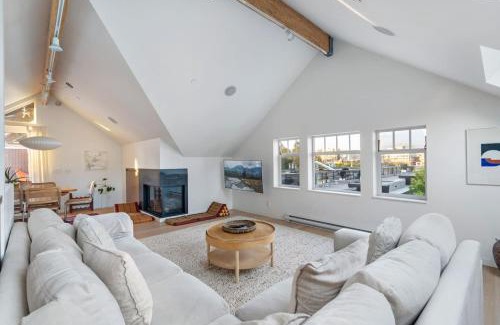 Fairview Apartment | Beautiful, Newly Renovated Creek Home