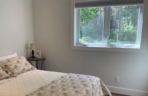 Courtenay House | Beautiful, peaceful seaside cottage, beside the ocean, 30 min from the ski hill.