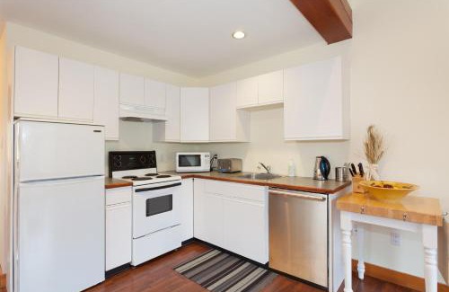 Pemberton Apartment | Beautiful Pemberton Valley 1 bedroom suite with king size bed WIFI cable TV complimentary parking walk to Village gorgeous views of Mount Currie