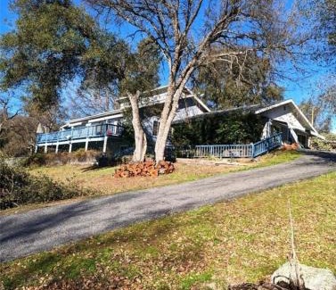 Oakhurst House | Beautiful Pet-Friendly Spacious Lodge near Yosemite & Lakes 12 Beds 6 BR up to 16 people