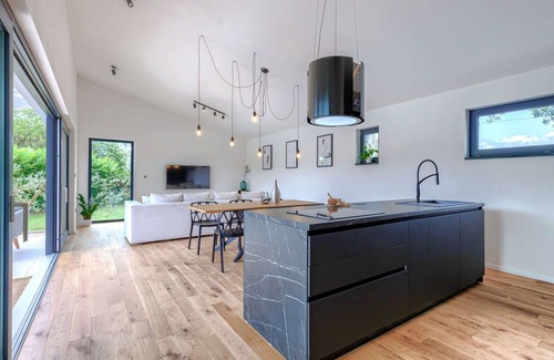 Mali Vareski House | Beautiful private villa for 6 guests with private pool, WIFI, A/C, hot tub, TV, terrace and park.
