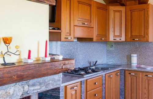 Peglio House | Beautiful private villa for 6 guests with TV, terrace and pets allowed