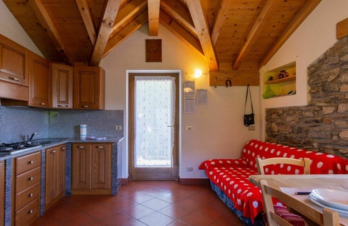 Peglio House | Beautiful private villa for 6 guests with TV, terrace and pets allowed