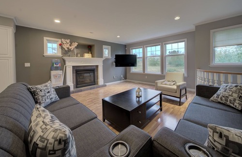 Langley House | Beautiful private 4 bedroom home on acreage - King sized bed!