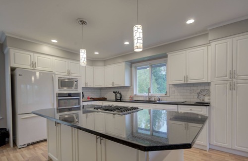Langley House | Beautiful private 4 bedroom home on acreage - King sized bed!