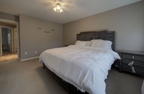 Langley House | Beautiful private 4 bedroom home on acreage - King sized bed!