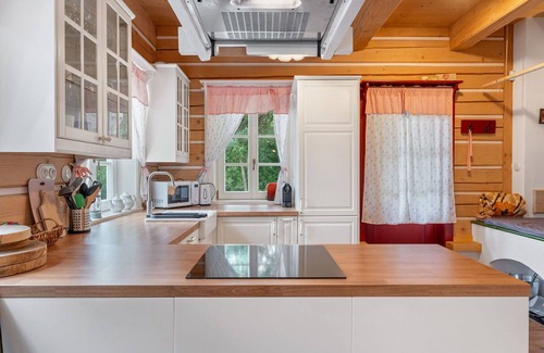 Strasin Villa | Beautiful private villa for 10 guests with WIFI, pets allowed and panoramic view